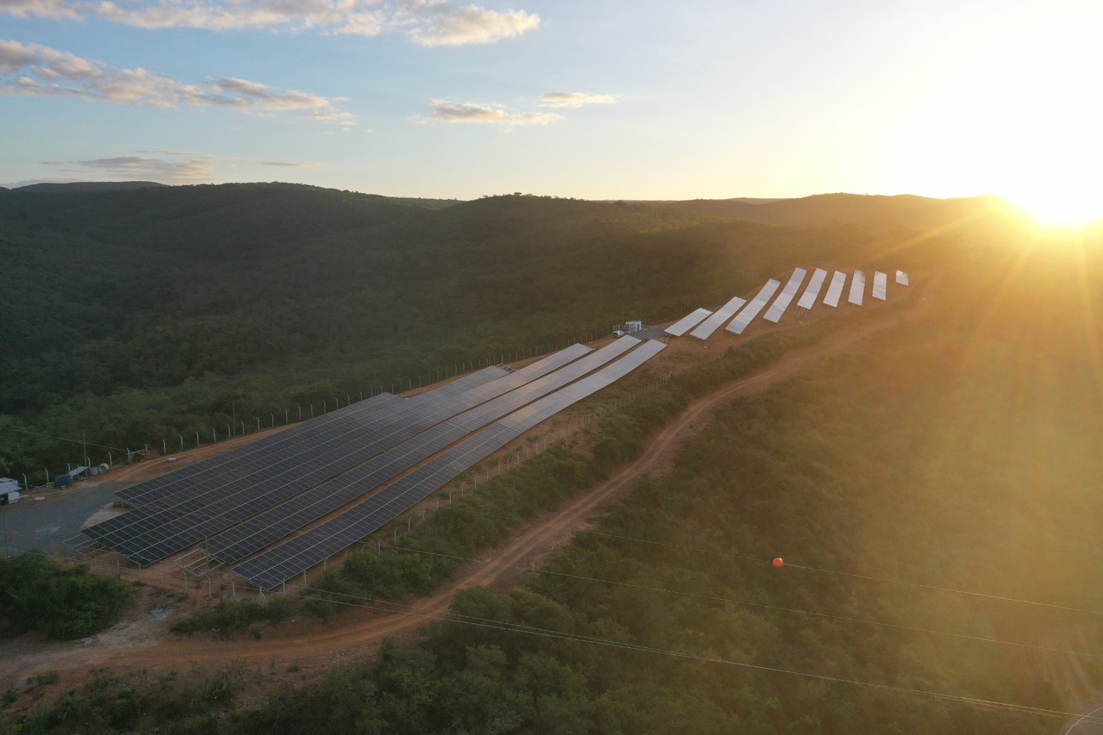 Painéis solares em telhado residencial